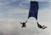 Fallschirmspringer mit europäischer Flagge