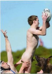 Hund beißt nackten Rugby-Spieler