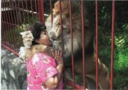 Lion kissis woman (Cali/Columbia)