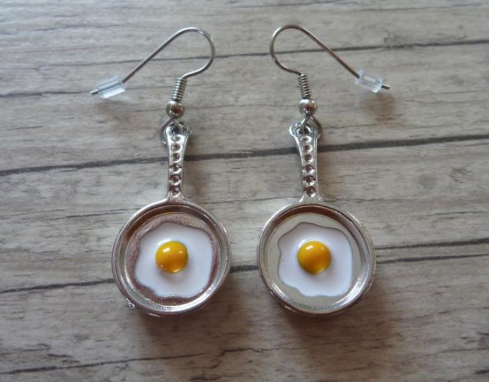 fried egg in frying pan Earrings - Click Image to Close