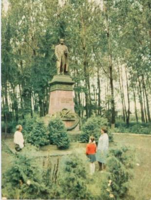 Kolomija Karpaten Monument Schewschenko - zum Schließen ins Bild klicken