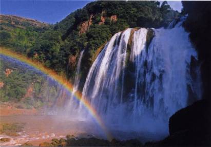 Regenbogen über einem Wasserfall - zum Schließen ins Bild klicken