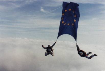 Fallschirmspringer mit europäischer Flagge - zum Schließen ins Bild klicken