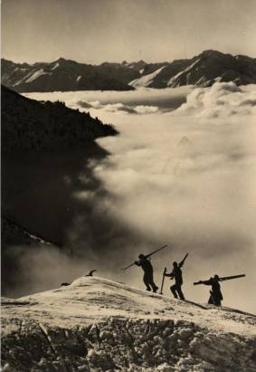 Skifahrer im Gebirge - zum Schließen ins Bild klicken