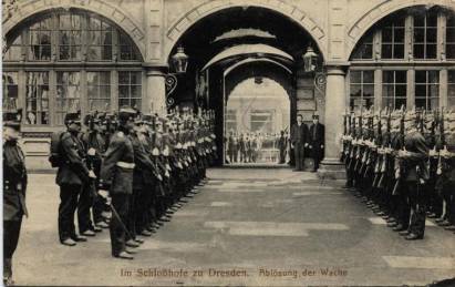 Dresden, Schloßhof - Ablösung der Wache - zum Schließen ins Bild klicken