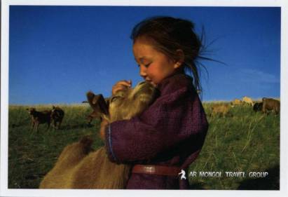mongolisches Kind umarmt Ziege - zum Schließen ins Bild klicken
