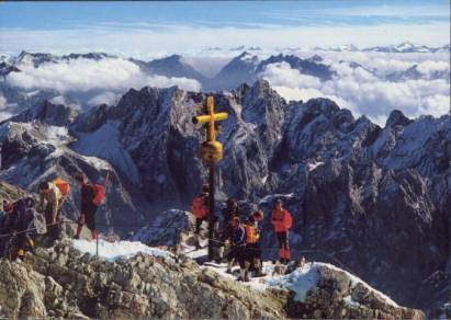 Zugspitze - Kreuz am Ostgipfel mit Bergsteigern - zum Schließen ins Bild klicken