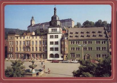 Rudolstadt - Markt mit "Hotel zum Löwen" und Schloss Heidechsbur - zum Schließen ins Bild klicken