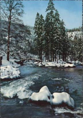 Flusslauf im Winter - zum Schließen ins Bild klicken