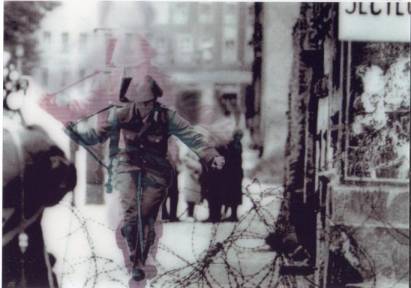 3D - Wackelkarte DDR-Soldat springt in Freiheit - zum Schließen ins Bild klicken