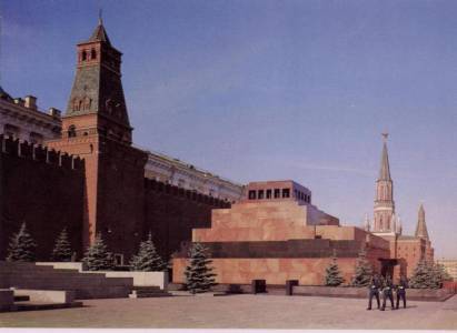 Moskau Lenin Mausoleum an der Kremlmauer - zum Schließen ins Bild klicken